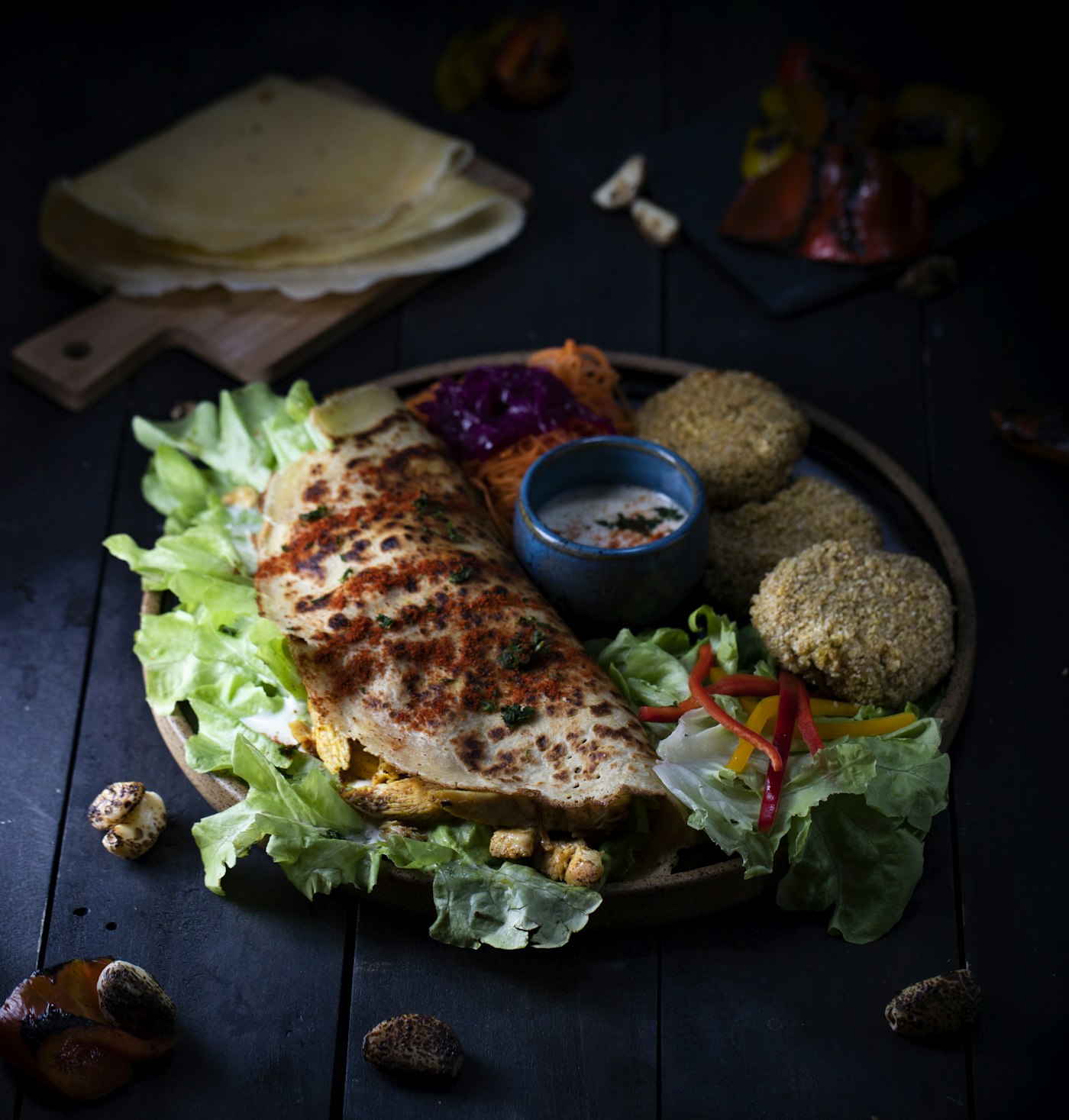 Travessa árabe com shawarma e acompanhamentos